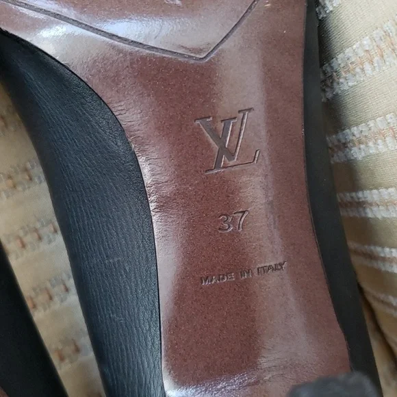 LOUIS VUITTON PUMPS WITH LV CUBE CHARM - Picture 11 of 11